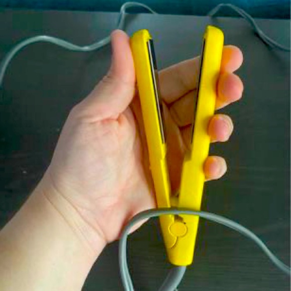 Mini drybar straightener.
